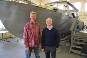 Häkan Rosén och Mikael Gustafsson framför den första prototypen av en helt ny sorts båt.