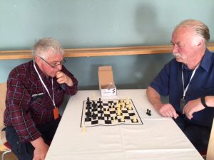 Två av partiets veteraner som spelar schack, Johan Lönnroth till vänster och Lennart Beijer till höger.
